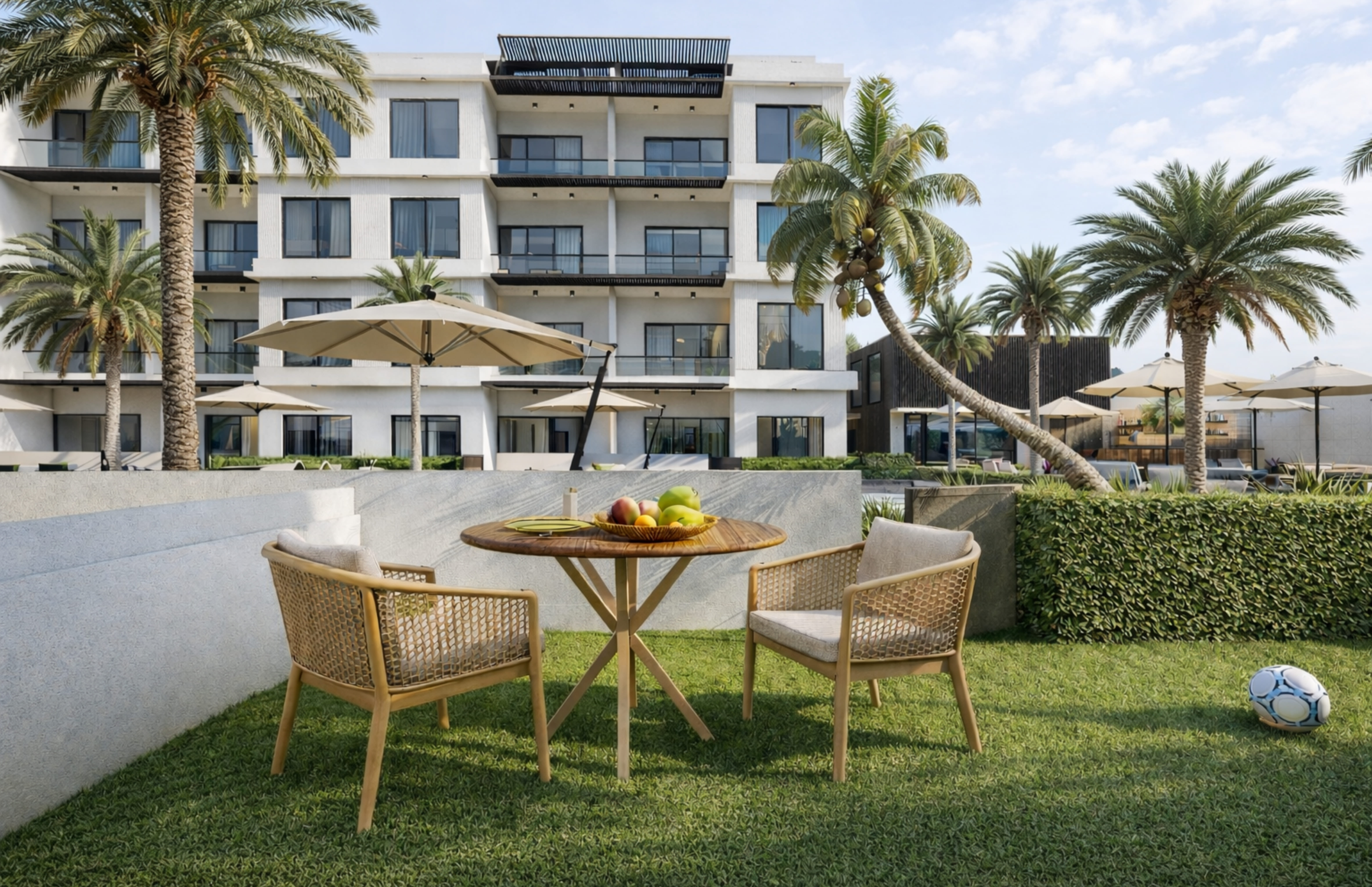 Patio privado con jardín y mobiliario de lujo